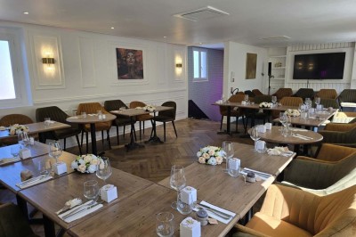 Miniature Location salle Cormeilles-en-Parisis (Val-d'Oise) - Restaurant les 3M #16 Salle de réception avec tables décorées de nappes en dentelle, fleurs blanches et vaisselle élégante.