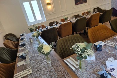 Miniature Location salle Cormeilles-en-Parisis (Val-d'Oise) - Restaurant les 3M #18 Salle de réception avec tables décorées de nappes en dentelle, fleurs blanches et vaisselle élégante.