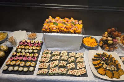Miniature Location salle Cormeilles-en-Parisis (Val-d'Oise) - Restaurant les 3M #25 Salle de réception avec tables décorées de nappes en dentelle, fleurs blanches et vaisselle élégante.