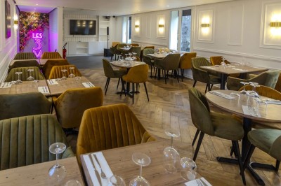 Miniature Location salle Cormeilles-en-Parisis (Val-d'Oise) - Restaurant les 3M #17 Salle de réception avec tables décorées de nappes en dentelle, fleurs blanches et vaisselle élégante.