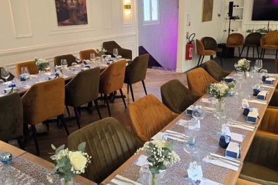 Miniature Location salle Cormeilles-en-Parisis (Val-d'Oise) - Restaurant les 3M #28 Salle de réception avec tables décorées de nappes en dentelle, fleurs blanches et vaisselle élégante.
