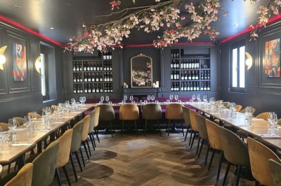 Miniature Location salle Cormeilles-en-Parisis (Val-d'Oise) - Restaurant les 3M #6 Salle de réception avec tables décorées de nappes en dentelle, fleurs blanches et vaisselle élégante.