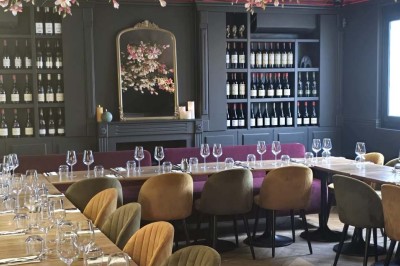 Miniature Location salle Cormeilles-en-Parisis (Val-d'Oise) - Restaurant les 3M #30 Salle de réception avec tables décorées de nappes en dentelle, fleurs blanches et vaisselle élégante.