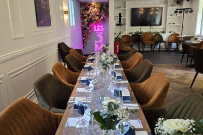 Miniature Location salle Cormeilles-en-Parisis (Val-d'Oise) - Restaurant les 3M #31 Salle de réception avec tables décorées de nappes en dentelle, fleurs blanches et vaisselle élégante.