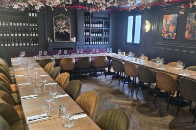 Miniature Location salle Cormeilles-en-Parisis (Val-d'Oise) - Restaurant les 3M #7 Salle de réception avec tables décorées de nappes en dentelle, fleurs blanches et vaisselle élégante.