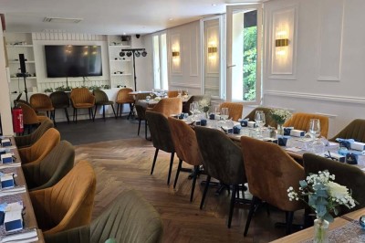 Miniature Location salle Cormeilles-en-Parisis (Val-d'Oise) - Restaurant les 3M #32 Salle de réception avec tables décorées de nappes en dentelle, fleurs blanches et vaisselle élégante.