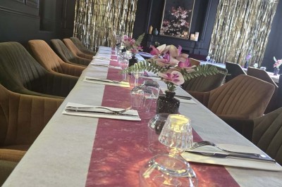 Miniature Location salle Cormeilles-en-Parisis (Val-d'Oise) - Restaurant les 3M #34 Salle de réception avec tables décorées de nappes en dentelle, fleurs blanches et vaisselle élégante.