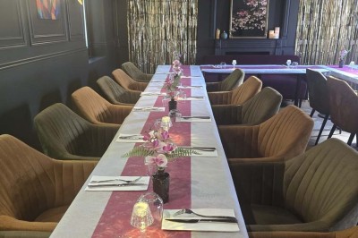 Miniature Location salle Cormeilles-en-Parisis (Val-d'Oise) - Restaurant les 3M #35 Salle de réception avec tables décorées de nappes en dentelle, fleurs blanches et vaisselle élégante.
