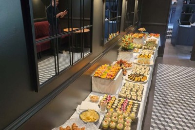 Miniature Location salle Cormeilles-en-Parisis (Val-d'Oise) - Restaurant les 3M #36 Salle de réception avec tables décorées de nappes en dentelle, fleurs blanches et vaisselle élégante.