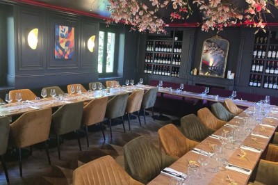 Miniature Location salle Cormeilles-en-Parisis (Val-d'Oise) - Restaurant les 3M #37 Salle de réception avec tables décorées de nappes en dentelle, fleurs blanches et vaisselle élégante.