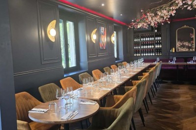 Miniature Location salle Cormeilles-en-Parisis (Val-d'Oise) - Restaurant les 3M #38 Salle de réception avec tables décorées de nappes en dentelle, fleurs blanches et vaisselle élégante.