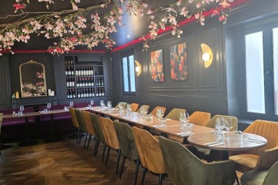 Miniature Location salle Cormeilles-en-Parisis (Val-d'Oise) - Restaurant les 3M #39 Salle de réception avec tables décorées de nappes en dentelle, fleurs blanches et vaisselle élégante.