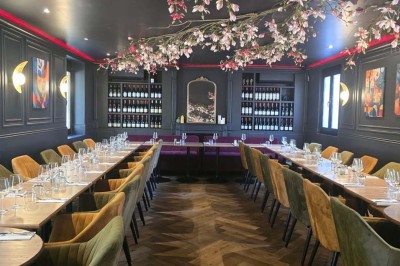 Miniature Location salle Cormeilles-en-Parisis (Val-d'Oise) - Restaurant les 3M #40 Salle de réception avec tables décorées de nappes en dentelle, fleurs blanches et vaisselle élégante.