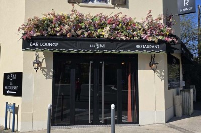 Miniature Location salle Cormeilles-en-Parisis (Val-d'Oise) - Restaurant les 3M #22 Salle de réception avec tables décorées de nappes en dentelle, fleurs blanches et vaisselle élégante.
