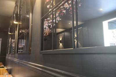 Miniature Location salle Cormeilles-en-Parisis (Val-d'Oise) - Restaurant les 3M #44 Salle de réception avec tables décorées de nappes en dentelle, fleurs blanches et vaisselle élégante.