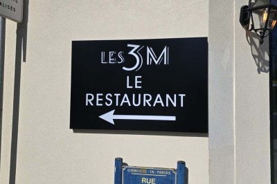 Miniature Location salle Cormeilles-en-Parisis (Val-d'Oise) - Restaurant les 3M #45 Salle de réception avec tables décorées de nappes en dentelle, fleurs blanches et vaisselle élégante.