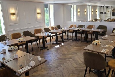 Miniature Location salle Cormeilles-en-Parisis (Val-d'Oise) - Restaurant les 3M #46 Salle de réception avec tables décorées de nappes en dentelle, fleurs blanches et vaisselle élégante.