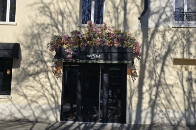 Miniature Location salle Cormeilles-en-Parisis (Val-d'Oise) - Restaurant les 3M #48 Salle de réception avec tables décorées de nappes en dentelle, fleurs blanches et vaisselle élégante.