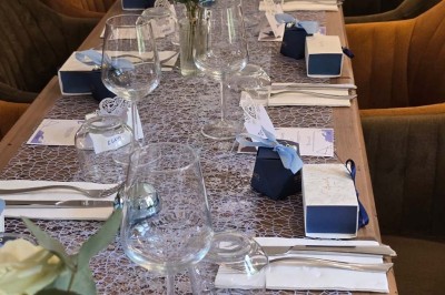Miniature Location salle Cormeilles-en-Parisis (Val-d'Oise) - Restaurant les 3M #49 Salle de réception avec tables décorées de nappes en dentelle, fleurs blanches et vaisselle élégante.
