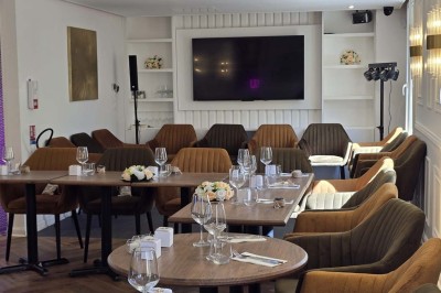 Miniature Location salle Cormeilles-en-Parisis (Val-d'Oise) - Restaurant les 3M #51 Salle de réception avec tables décorées de nappes en dentelle, fleurs blanches et vaisselle élégante.