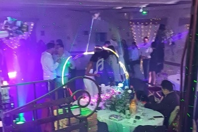 Miniature DJ Portet-sur-Garonne (Haute-Garonne) - Dj Mataba #8 Un DJ mixe en plein air devant une foule dansante lors d'une soirée sous des tentes éclairées au crépuscule.