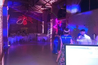 Miniature DJ Portet-sur-Garonne (Haute-Garonne) - Dj Mataba #7 Un DJ mixe en plein air devant une foule dansante lors d'une soirée sous des tentes éclairées au crépuscule.