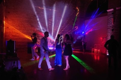 Miniature DJ Portet-sur-Garonne (Haute-Garonne) - Dj Mataba #3 Un DJ mixe en plein air devant une foule dansante lors d'une soirée sous des tentes éclairées au crépuscule.