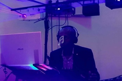 Miniature DJ Portet-sur-Garonne (Haute-Garonne) - Dj Mataba #4 Un DJ mixe en plein air devant une foule dansante lors d'une soirée sous des tentes éclairées au crépuscule.