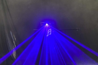 Miniature DJ Portet-sur-Garonne (Haute-Garonne) - Dj Mataba #10 Un DJ mixe en plein air devant une foule dansante lors d'une soirée sous des tentes éclairées au crépuscule.