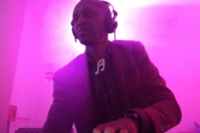 Miniature DJ Portet-sur-Garonne (Haute-Garonne) - Dj Mataba #18 Un DJ mixe en plein air devant une foule dansante lors d'une soirée sous des tentes éclairées au crépuscule.