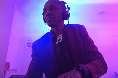 Miniature DJ Portet-sur-Garonne (Haute-Garonne) - Dj Mataba #19 Un DJ mixe en plein air devant une foule dansante lors d'une soirée sous des tentes éclairées au crépuscule.