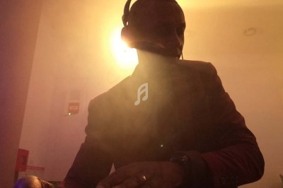 Miniature DJ Portet-sur-Garonne (Haute-Garonne) - Dj Mataba #20 Un DJ mixe en plein air devant une foule dansante lors d'une soirée sous des tentes éclairées au crépuscule.