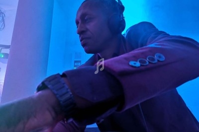 Miniature DJ Portet-sur-Garonne (Haute-Garonne) - Dj Mataba #21 Un DJ mixe en plein air devant une foule dansante lors d'une soirée sous des tentes éclairées au crépuscule.