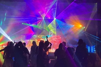 Miniature DJ Portet-sur-Garonne (Haute-Garonne) - Dj Mataba #22 Un DJ mixe en plein air devant une foule dansante lors d'une soirée sous des tentes éclairées au crépuscule.