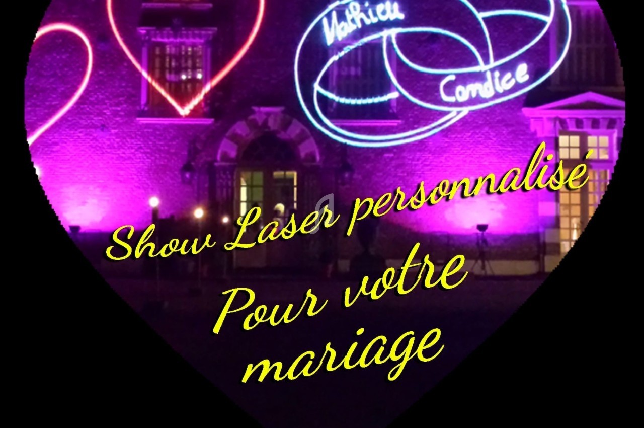 Projection laser personnalisée avec des cœurs et des prénoms sur une façade illuminée pour un mariage.