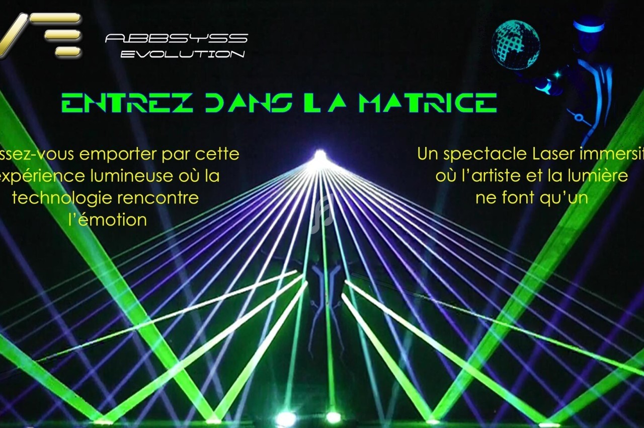 Spectacle laser avec faisceaux verts et violets convergeant vers une scène, silhouette humaine illuminée au centre.