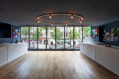 Miniature Espaces de réception La Scala Paris (1er étage) Foule rassemblée devant une façade vitrée illuminée avec le logo ’La Scala Paris’ visible à l'étage supérieur.