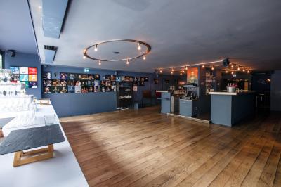 Miniature Espaces de réception La Scala Paris (1er étage) Foule rassemblée devant une façade vitrée illuminée avec le logo ’La Scala Paris’ visible à l'étage supérieur.