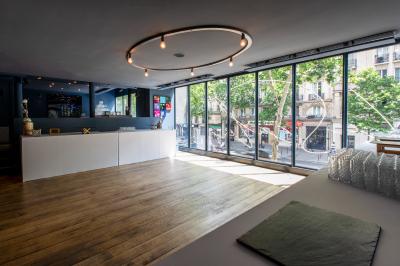 Miniature Espaces de réception La Scala Paris (1er étage) Foule rassemblée devant une façade vitrée illuminée avec le logo ’La Scala Paris’ visible à l'étage supérieur.