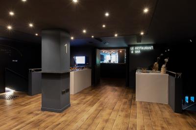 Miniature Espaces de réception La Scala Paris (1er étage) Foule rassemblée devant une façade vitrée illuminée avec le logo ’La Scala Paris’ visible à l'étage supérieur.