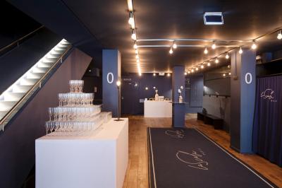 Miniature Espaces de réception La Scala Paris (RDC) Foule rassemblée devant une façade vitrée illuminée avec le logo ’La Scala Paris’ visible à l'étage supérieur.