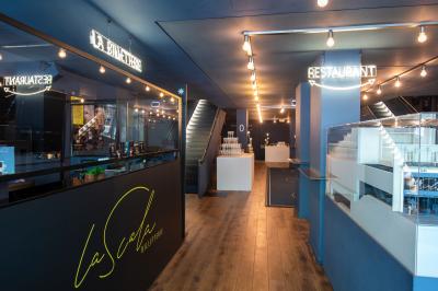 Miniature Espaces de réception La Scala Paris (RDC) Foule rassemblée devant une façade vitrée illuminée avec le logo ’La Scala Paris’ visible à l'étage supérieur.