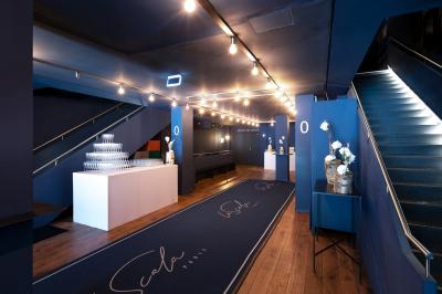 Miniature Espaces de réception La Scala Paris (RDC) Foule rassemblée devant une façade vitrée illuminée avec le logo ’La Scala Paris’ visible à l'étage supérieur.