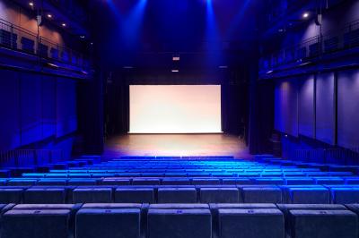 Miniature Grande salle La Scala Paris Foule rassemblée devant une façade vitrée illuminée avec le logo ’La Scala Paris’ visible à l'étage supérieur.