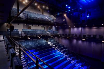 Miniature Grande salle La Scala Paris Foule rassemblée devant une façade vitrée illuminée avec le logo ’La Scala Paris’ visible à l'étage supérieur.