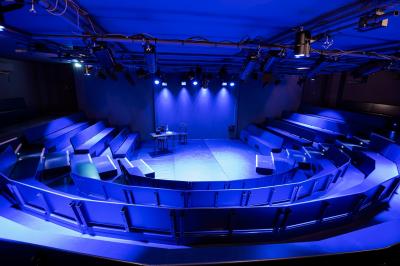 Miniature Salle de sous-commission La Scala Paris Foule rassemblée devant une façade vitrée illuminée avec le logo ’La Scala Paris’ visible à l'étage supérieur.