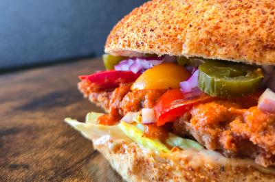 Miniature Traiteur Rioz (Haute-Saône) - Burger Park #5 Façade d'un restaurant avec enseigne ’Burger Park’, terrasse en bois et décoration végétale.