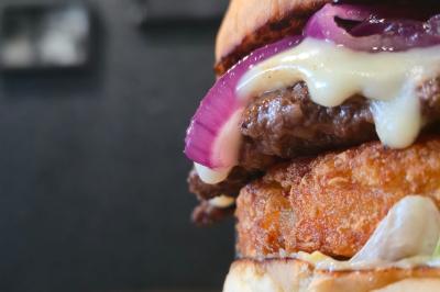 Miniature Traiteur Rioz (Haute-Saône) - Burger Park #6 Façade d'un restaurant avec enseigne ’Burger Park’, terrasse en bois et décoration végétale.