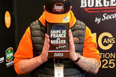 Miniature Traiteur Rioz (Haute-Saône) - Burger Park #2 Façade d'un restaurant avec enseigne ’Burger Park’, terrasse en bois et décoration végétale.