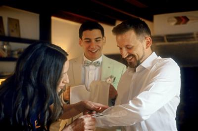 Miniature Proréal #4 Femme en robe de mariée posant près d'albums photo élégants, entourée de bijoux et d'un décor raffiné.